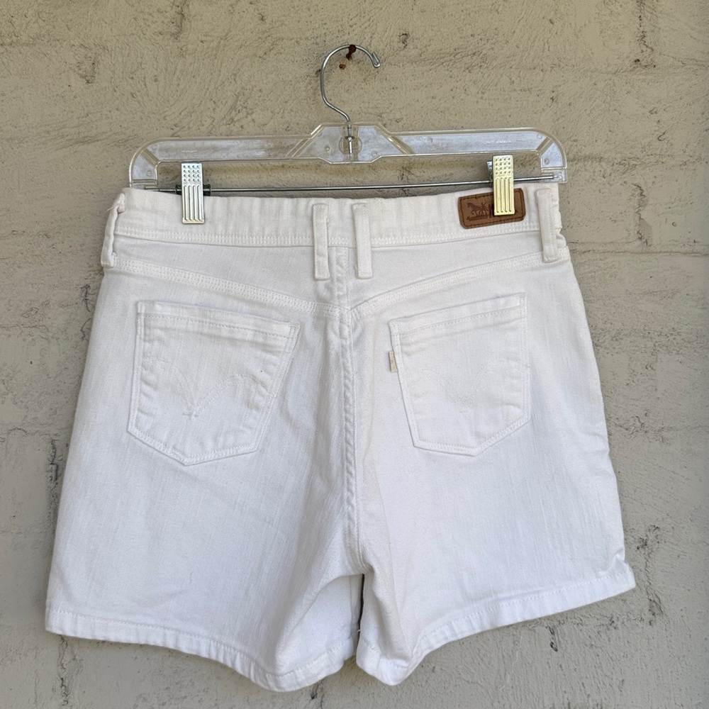 Levi's Mid Rise Boyfriend Stretch Denim Shorts Soft White Size 4 - Picture 3 of 11